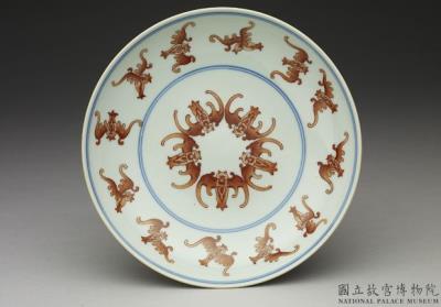 图片[2]-Dish with underglaze blue decoration and bats in overglaze red, Qing dynasty, Jiaqing reign (1796-1820)-China Archive